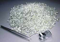 Необроблений алмаз - це сировина, з якого огранщики зроблять діамант, а майстри ювелірних справ - розкішне виріб