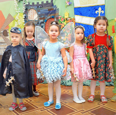 Наприклад, в минулому році мюзикл Snowman at sunset переміг в міжнародному конкурсі дитячих театральних колективів «Чудове яблуко», а дитячий садок «Kids'Estate» увійшов до сотні кращих дошкільних освітніх установ Росії
