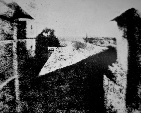 Вид з вікна, перша з фотографій, створена Джозефом Нісефор Ньєпс в 1826-1827 році