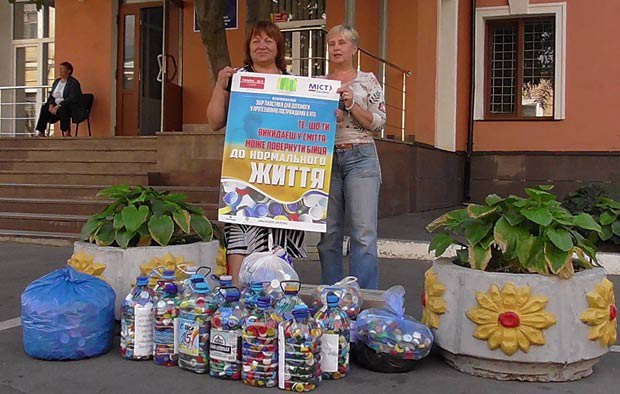 Минулого літа в Києві, а потім і по всій Україні розвернувся і швидко став популярним серед користувачів соцмереж проект зі збору кришок від пластикових пляшок на   протезування бійців АТО   - «Ласкаво жменями»