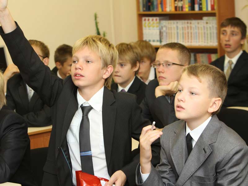 Загальна середня освіта в Білорусі починається з 6 років і передбачає два рівні: загальне базове і загальну середню