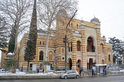 На проспекті Руставелі красується висока ефектне будівля, побудована в мавританському стилі - Грузинський театр опери і балету ім