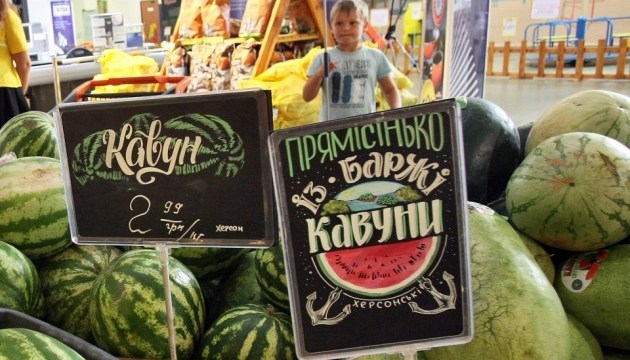 У Києві, в мережі магазинів Сільпо, в продажу з'явилися кавуни, доставлені з Херсона по Дніпру