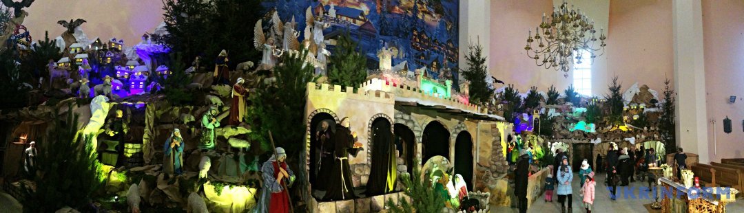 В течение почти трех недель - от Нового года до Крещения - в Тернополе проводить специальные экскурсии на смотрины крупнейшей в Украине вертепа, которая расположена в здешнем храме Святого Петра