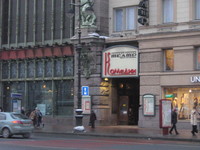 Навпаки, через Невський проспект розташовується Петербурзький театр Комедії (6)