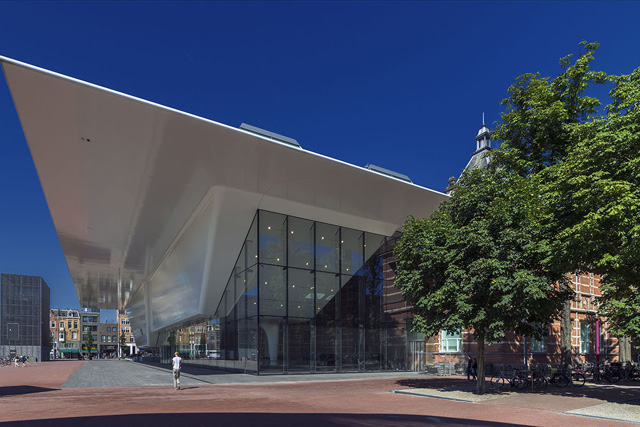 І ось якраз в головному голландському музеї модернізму і сучасного мистецтва зараз проходить виставка одного з найвідоміших модерністів - Oasis of Matisse, і це найбільша виставка Матісса, коли-небудь проходила в Нідерландах