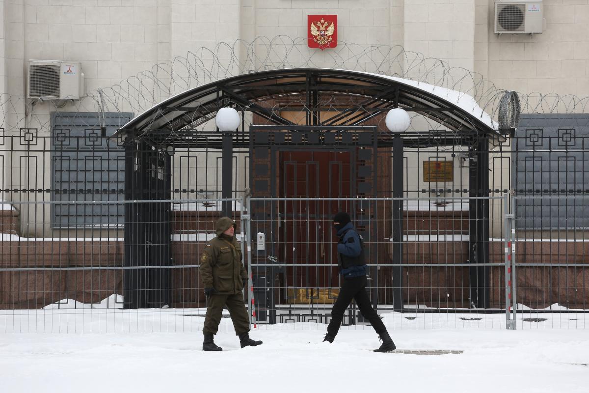 Геращенко підкреслила, що в Україні не дозволять будь-кому в цей день робити провокації в дипломатичних установах іншої країни і потім це використовувати