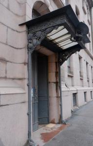 Над дверима поміщається витончений металевий парасольку (козирок) з орнаментом з дубового листя
