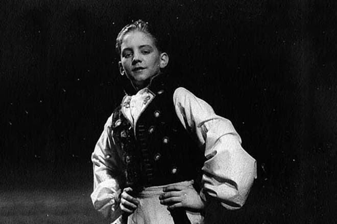 До 13-ти років підліток вже виступав не тільки в дитячих спектаклях, а й виконував мазурку та краков'як в «Бахчисарайському фонтані», грав блазня в «Ромео і Джульєтті», танцював сегіділью в «Дон Кіхоті» і зображував половецького хлопчика в опері «Князь Ігор »