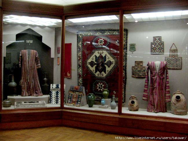 Ось і вітрини музею, в яких представлені речі народів середньої Азії точно такі, як східних оповіданнях
