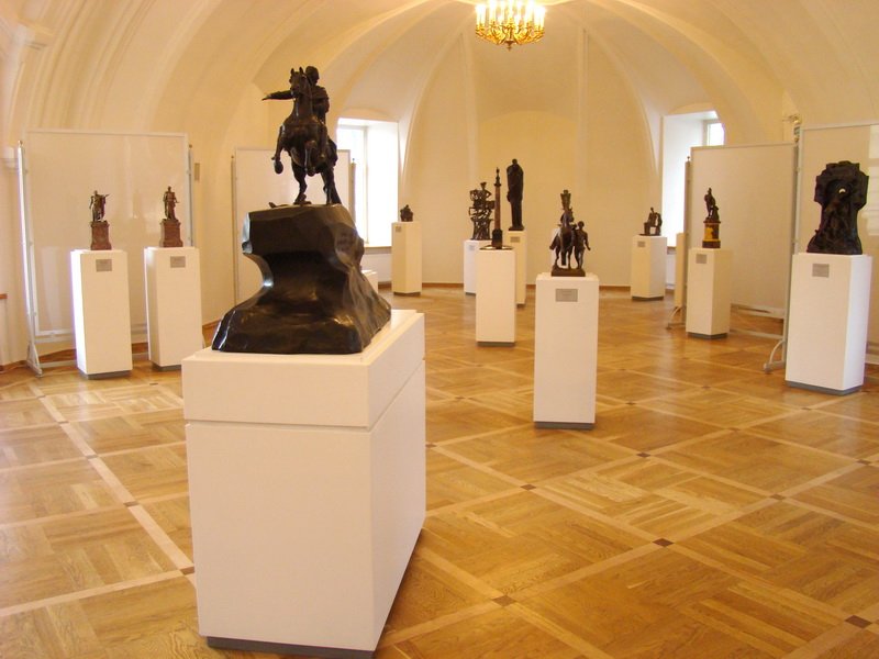 У його залах проводяться персональні виставки петербурзьких художників і скульпторів, а також тематичні експозиції з фондів музею