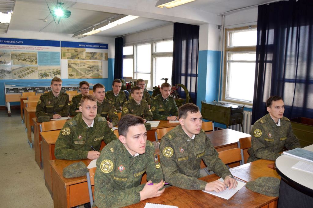 Навчання на військовій кафедрі Алтайського державного технічного університету робить з недавнього школяра справжнього чоловіка - захисника Батьківщини