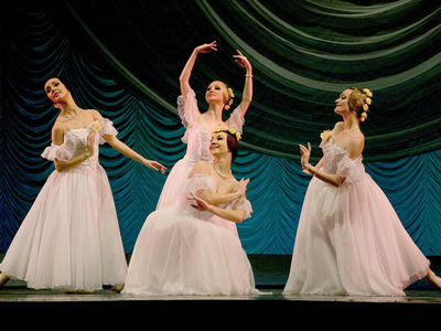 Премьерным показом первого сезона театра стал балет Чайковского «Лебединое озеро»