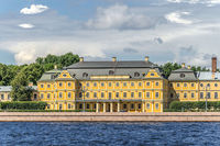 Перша кам'яна будівля Петербурга з багатим оздобленням, вражаючими інтер'єрами і багатою історією
