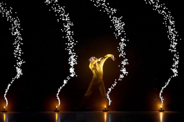 Танцівники парять в повітрі - і в реальному і в віртуальному світі, в альтернативному сценічному експериментальному мультмедіа просторі «Пікселя», прем'єра якого пройшла у Франції в листопаді 2014 року