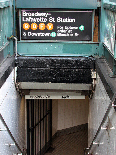 Їх значки завжди вивішують у спуску в метро поряд з назвою станції, виглядає це приблизно так -