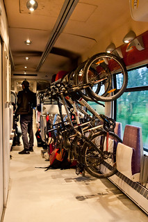 Місцеві поїзда TER і IC de jour (денні) дозволяють провозити велосипеди не розбираючи їх