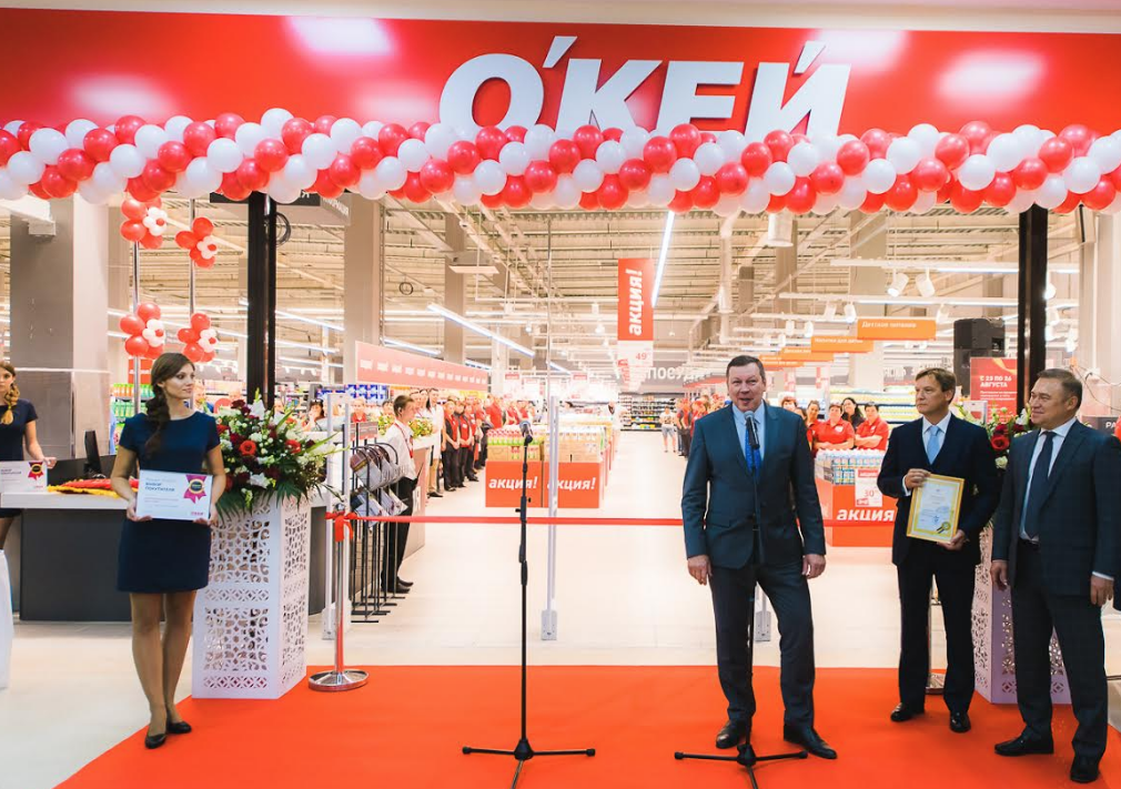 Гіпермаркет   «О'кей», розташований в ТЦ «Батон» на вулиці Ященко, став першим гіпермаркетом нового формату, відкритим в Ростовській області
