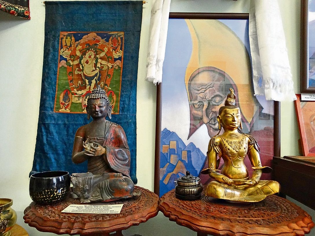 Релігійний зал з картою експедиції і кристалами Будди Шак'ямуні
