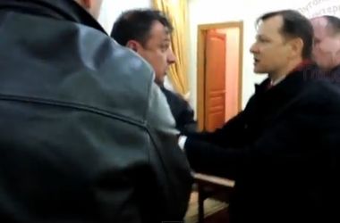 10 березня 2014 року, 12:58 Переглядів:   Люди, якими керував Олег Ляшко, повалили Клінчаєва на підлогу і наділи йому наручники