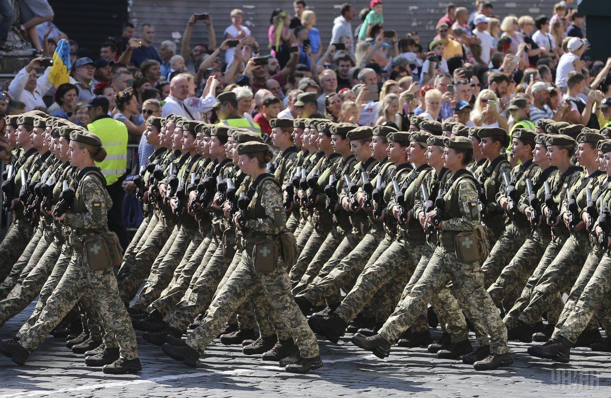 Всього в рядах Збройних Сил України за контрактом служать 25 тисяч жінок