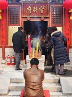Звичаї і традиції у Китаї формувалися протягом кількох тисяч років, де на сьогоднішній день існує традиційна система цінностей, одним з головних аспектів якої є етикет