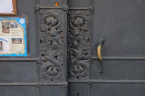 Двері прикрашає орнамент із зображенням маків