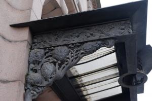 Згідно з останніми дослідженнями [19], самі двері, як і згаданий парасольку, були замовлені англійському скульпторові Фредеріку Вільяму поміряти (Frederick William Pomeroy) (1856-1924), багато працював в жанрі монументально-декоративної пластики