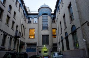 З першого двору видно тильна сторона головного корпусу - хазяйської квартири (апартаменти Бажанова розташовувалися у фасадній частині і по периметру першого двору):