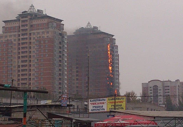 В   Донецьку   горить один з 24-поверхових будинків житлового комплексу Фаворит, повідомляє УРА-Информ