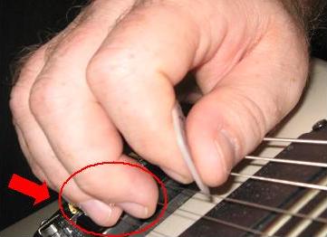 Крім того, верхні струни можна глушити пальцями правої руки (тими, які не використовуються при грі на гітарі - середнім, безіменним, мізинцем)