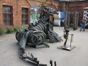 Крім металобрухту, художники використовували автомобільні покришки, збудувавши з них справжнісінького ящера