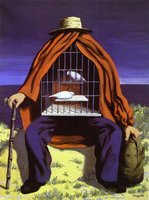 Цей знімок, зроблений в 1937 році у дворі будинку Магрітта під Брюсселем, може вважатися свого роду начерком до кількох аналогічним живописних робіт, серед яких «Терапевт» (Le Thérapeute) (цієї картини існує не менше чотирьох версій, тільки замість полотна зображена клітина з голубами ), полотно 1947 року «Визволитель» (Le Libérateur),