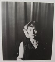 Прикладом може служити фотографія «Тінь і її тінь» (L'Ombre et Son Ombre) (1932, Брюссель, Rue Esseghem), на якій особа Рене дублює особа його дружини Жоржетт