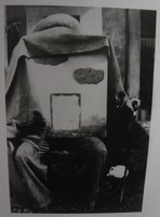 На фотографії «Бог, день восьмий» (Dieu, le Huitième Jour) (Брюссель, 1937) художник, з тростиною в руці, прихований за полотном, а на голові у нього ковдру