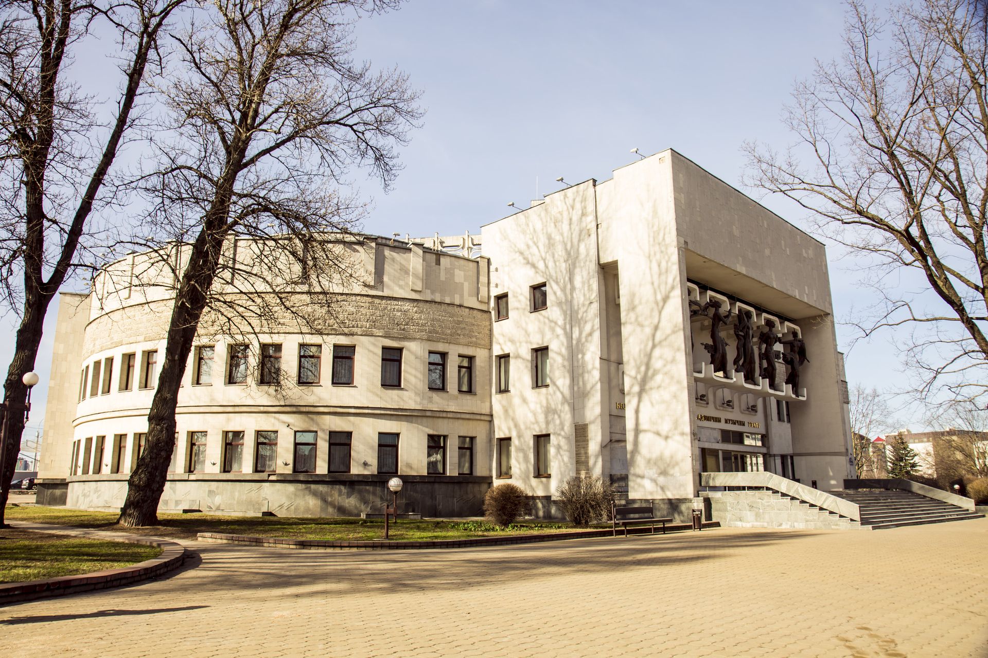 Білоруський державний академічний музичний театр створений в 1970 році, і свій перший театральний сезон відкрився 17 січня 1971 виставою Співає Жайворонок білоруського композитора Юрія Семеняко