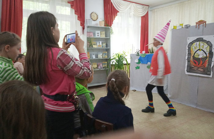 Герой казки Олексія Толстого запросив дітей, які відвідують табір денного перебування МКОУ ЗОШ № 14, на ляльковий спектакль