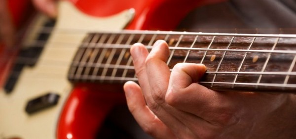 Гітара - затребуваний музичний інструмент, який відносно легко освоюється і будь-яка людина може на ній навчитися грати, якщо, звичайно, у нього є бажання